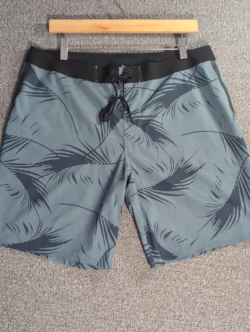 Vuori Knox Boardshort Swim Shorts Size 33x9" Kashmir Falling Fronds Blue